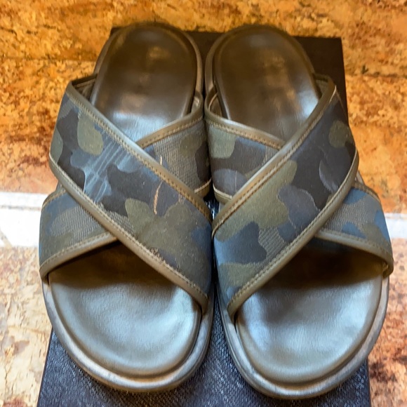 Barney’s men’s crisscross slides